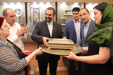 Посол Ирана Мехди Санаи в Национальном музее Дагестана. Акция дарения.